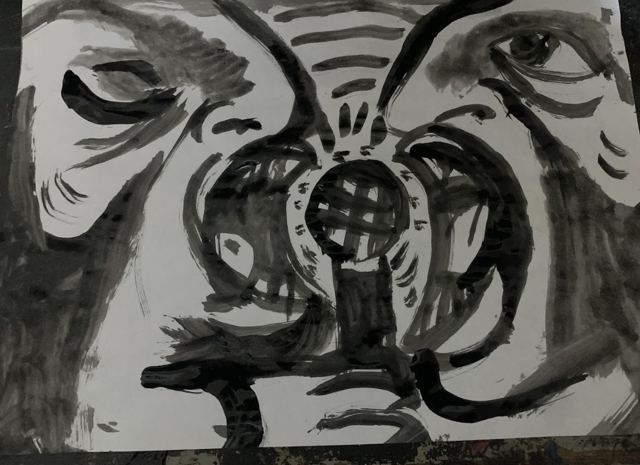 Rosto de frente com olhos fechados, pincel largo