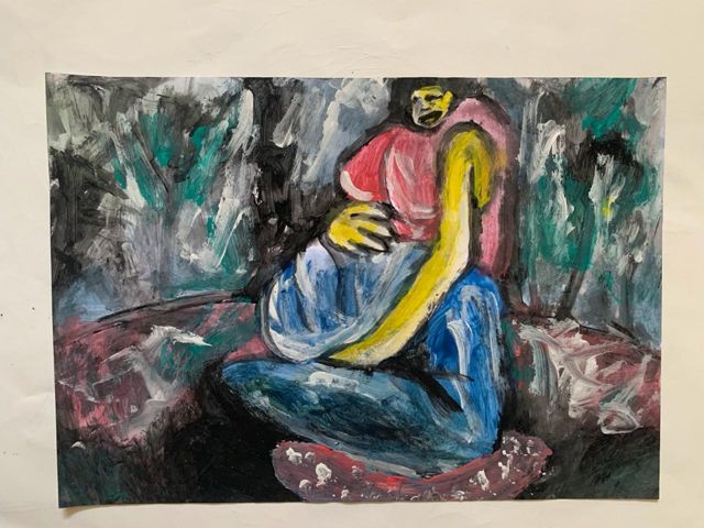 Figura de vermelho e azul encolhida no colo de outra, sobre fundo escuro