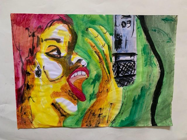 Cantora de boca aberta diante de um microfone, sobre fundo verde